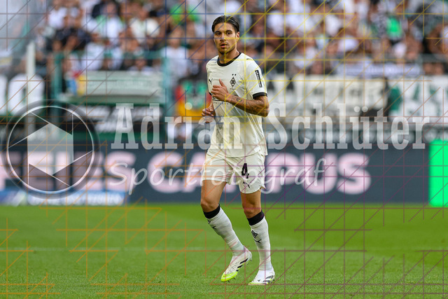 Borussia Mönchengladbach vs SV Werder Bremen - Bundesliga  | Mönchengladbach, Deutschland, 14.09.25:   Kevin Diks (Borussia Mönchengladbach) schaut waehrend des Spiels der Bundesliga zwischen Borussia Mönchengladbach vs SV Werder Bremen im Stadion im Borussia Park(Foto von Brauer-Fotoagentur / Adrian Schlueter)