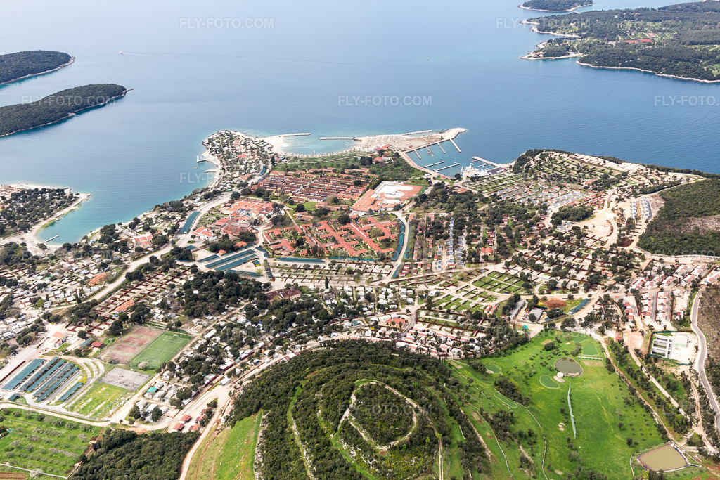 Aerial view: View of the town in Vrsar in the state Gespanschaft Istrien, Croatia. – Photo: IMG_106026.jpg taken on 04/13/2018 by Werner Riehm/FLY-FOTO.com – Resolution of the original: 5472 x 3648 px