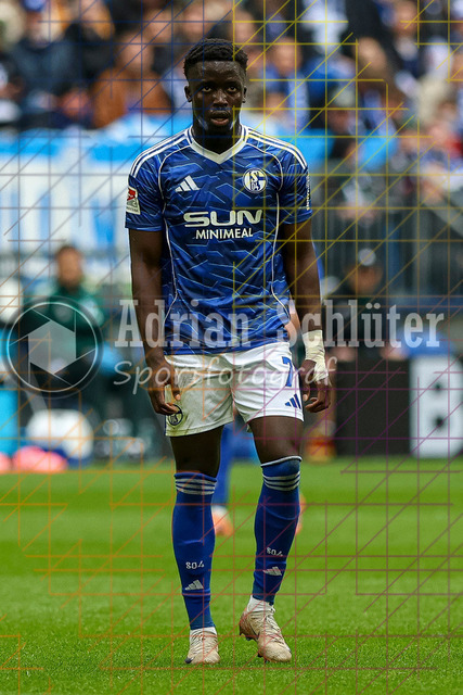 05.04.2026, GER, Fussball, Herren, 2. BL, Saison 2025/2026, FC Schalke 04 - Karlsruher SC | Christian Pierre Louis Gomis (S04) schaut 