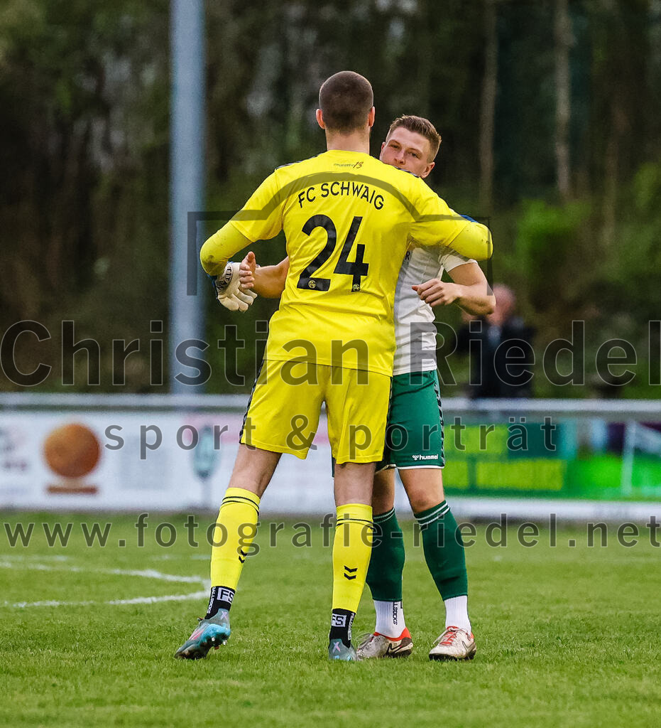 2024-04-05_010_FC_Schwaig_gegen_SV_Pullach | Oberding, Deutschland, 05.04.2024:
Fußball, Landesliga Südost 2023 / 2024, 28. Spieltag, FC Schwaig gegen SV Pullach, Endergebnis: 2:0

Torwart Maximilian Hug (FC Schwaig, #24), Nils Wölken (FC Schwaig, #8)

Foto: Christian Riedel / fotografie-riedel.net