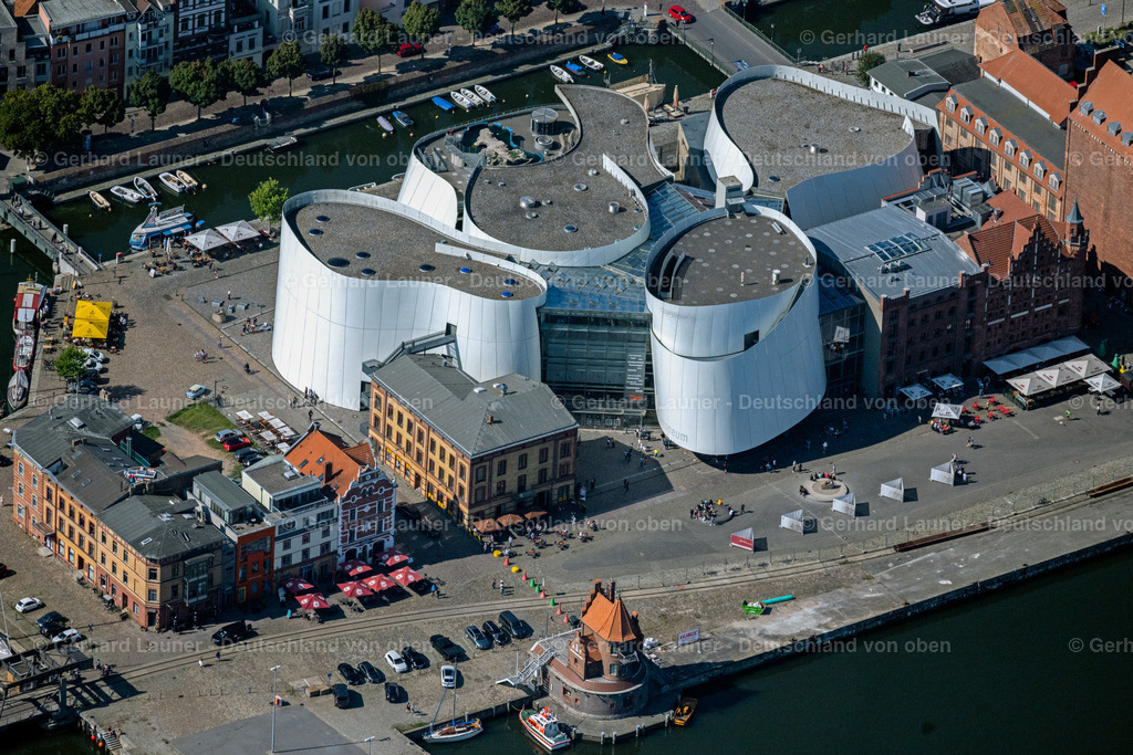 4061667 | STRALSUND 2016 Hafeninsel mit dem Ozeaneum Meereskunde- Museum der OZEANEUM Stralsund GmbH an der Hafenstraße in der Hansestadt Stralsund in Mecklenburg - Vorpommern. Weiterführende Informationen bei: Behnisch Architekten GmbH,  Hansestadt Stralsund,  OZEANEUM Stralsund GmbH,  Schweitzer GmbH - Beratende Ingenieure,  Stadtmarketings Stralsund e.V.. // Harbor island by Ozeaneum Oceanographic Museum in Stralsund in Mecklenburg - Western Pomerania. Further information at: Behnisch Architekten GmbH,  Hansestadt Stralsund,  OZEANEUM Stralsund GmbH,  Schweitzer GmbH - Beratende Ingenieure,  Stadtmarketings Stralsund e.V.. Foto: Gerhard Launer