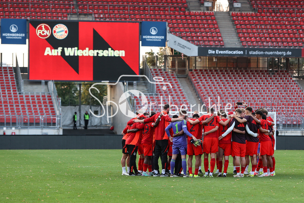 1. FC Nürnberg II - FC Bayern Amateure | die Spieler der Bayern Amateure sind happy nach dem Sieg in Nuernberg