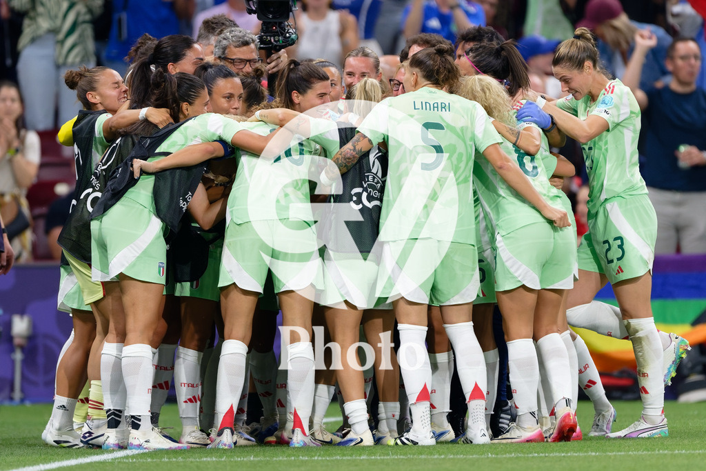 Norway v Italy - UEFA Women's EURO 2025 Quarter-Final | GENEVA, SWITZERLAND - JULY 16: Cristiana Girelli of Italy  celebrates after scoring her team's first goal with teammates  during the UEFA Women's EURO 2025 Quarter-Final match between Norway and Italy at Stade de Geneve on July 16, 2025 in Geneva, Switzerland. (Photo by Giuseppe Velletri/Sports Press Photo/Getty Images)