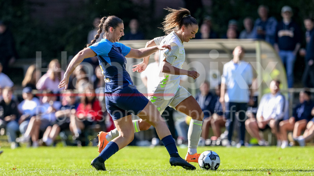 Fussball, DFB-Pokal Frauen, SC Victoria Hamburg - SV Werder Bremen | v.li.: Gina-Maria Wagner (SC Victoria Hamburg, 5) und Maja Sternad (SV Werder Bremen, 11) im Zweikampf, Duell, Dynamik, Aktion, Action, Spielszene, DIE DFB-RICHTLINIEN UNTERSAGEN JEGLICHE NUTZUNG VON FOTOS ALS SEQUENZBILDER UND/ODER VIDEOÄHNLICHE FOTOSTRECKEN. DFB REGULATIONS PROHIBIT ANY USE OF PHOTOGRAPHS AS IMAGE SEQUENCES AND/OR QUASI-VIDEO.