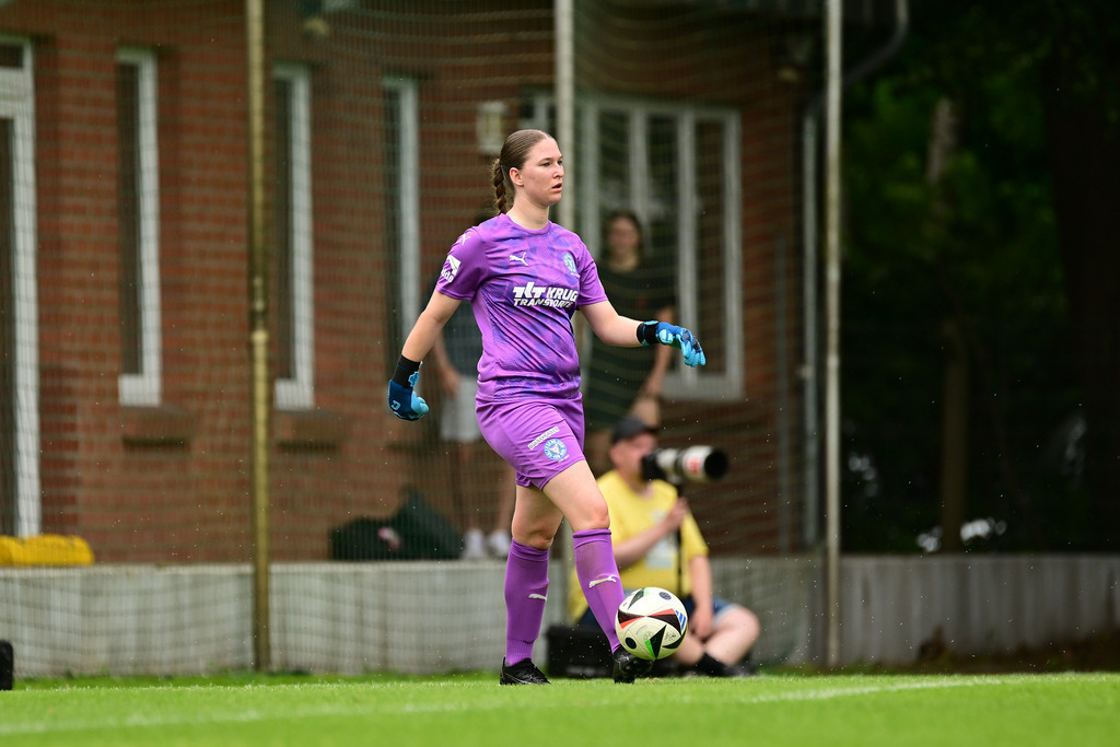 Fußball I Frauen I Saison 2025-2026 I Testspiel I Hamburger SV - Holstein Kiel | Emma Nentwich (1, Holstein Kiel) - Realisiert mit Pictrs.com