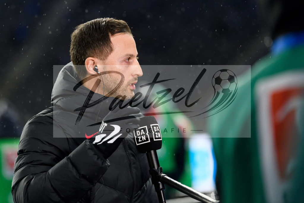 BSCRBL20220220_012 | Fussball, Herren: Trainer Domenico Tedesco (RB Leipzig) im Interview bei dem Spiel der 1. Bundesliga zwischen Hertha BSC und RB Leipzig im Olypiastadion am 20.02.2022 in Berlin, Deutschland.DFB / DFL REGULATIONS PROHIBIT ANY USE OF PHOTOGRAPHS AS IMAGE SEQUENCES AND/OR QUASI-VIDEO. - Realisiert mit Pictrs.com