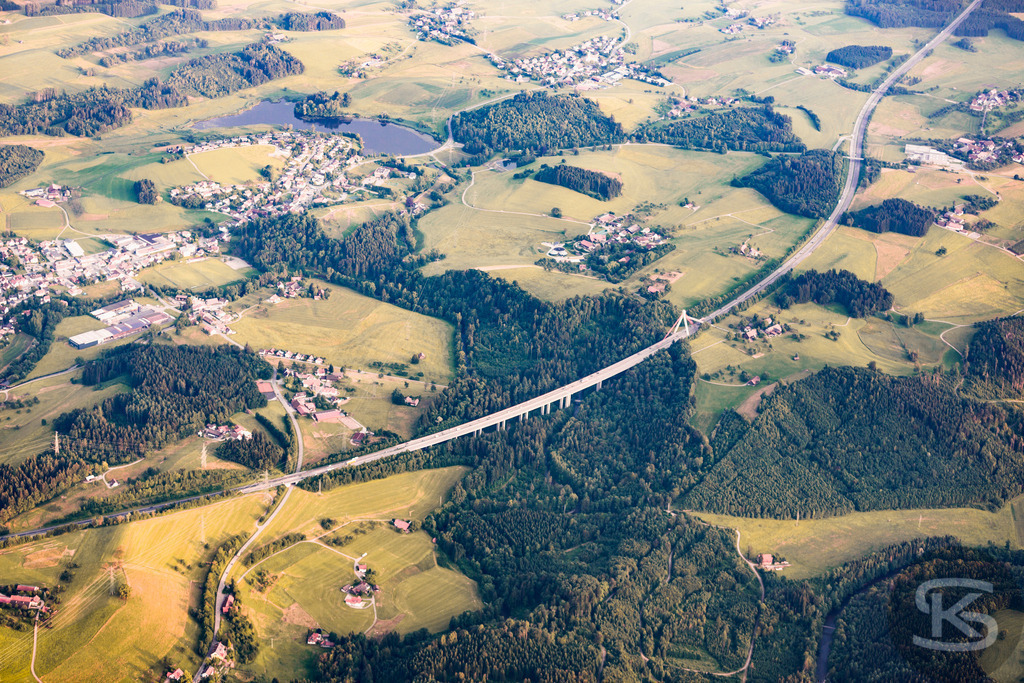 Luftaufnahme Talbrücke Obere Argen, Hügellandschaft Allgäu Oberschwaben – Natur, Felder & Seen | Atemberaubende Luftaufnahme einer vielseitigen Hügellandschaft mit Feldern, Wäldern und kleinen Seen. Talbrücke Obere Argen, A96, Entdecken Sie die Schönheit der Natur von oben.  - Realisiert mit Pictrs.com