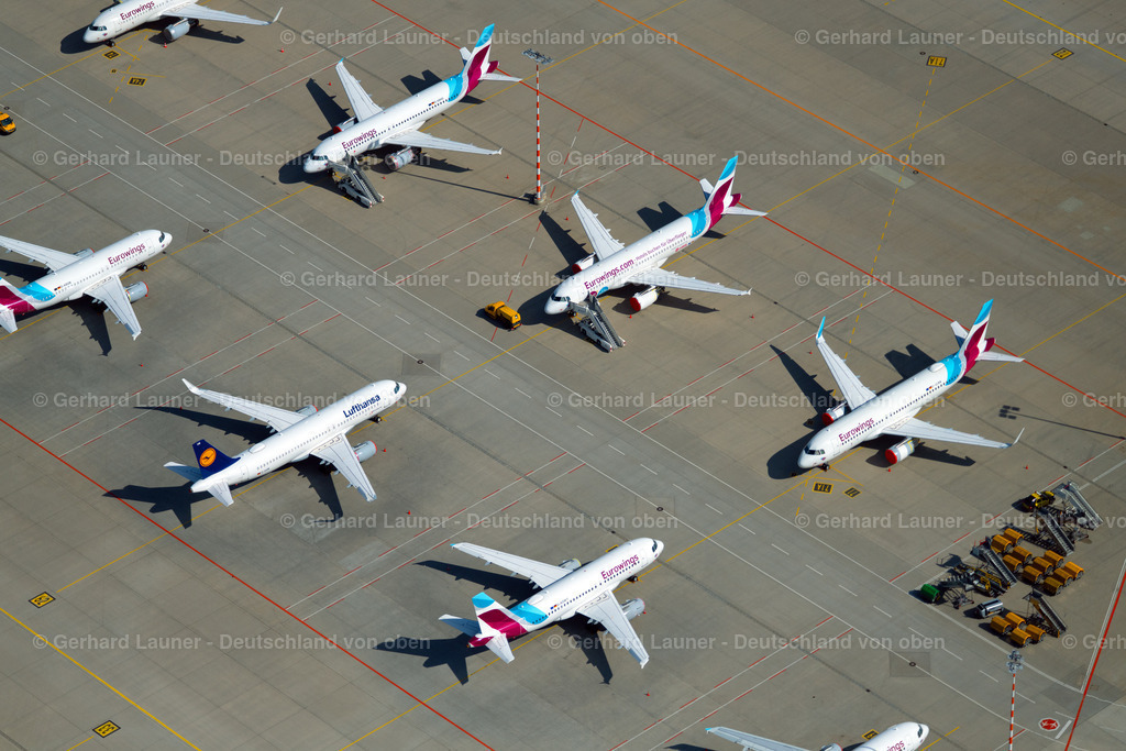 4023368 | STUTTGART 15.04.2020 Krisen- und Pandemie bedingt abgestellte Passagierflugzeuge der Fluggesellschaften Lufthansa und eurowings auf der Parkposition - Abstellfläche auf dem Flughafen in Stuttgart während des Corona Lockdown im Bundesland Baden-Württemberg, Deutschland. Weiterführende Informationen bei: Deutsche Lufthansa Aktiengesellschaft,  Flughafen Stuttgart GmbH,  Lufthansa Technik AG,  eurowings. // Passenger aircraft parked due to the crisis and pandemic on the parking position - parking area at the airport in Stuttgart during the corona lockdown in the state Baden-Wuerttemberg, Germany. Further information at: Deutsche Lufthansa Aktiengesellschaft,  Flughafen Stuttgart GmbH,  Lufthansa Technik AG,  eurowings. Foto: Gerhard Launer