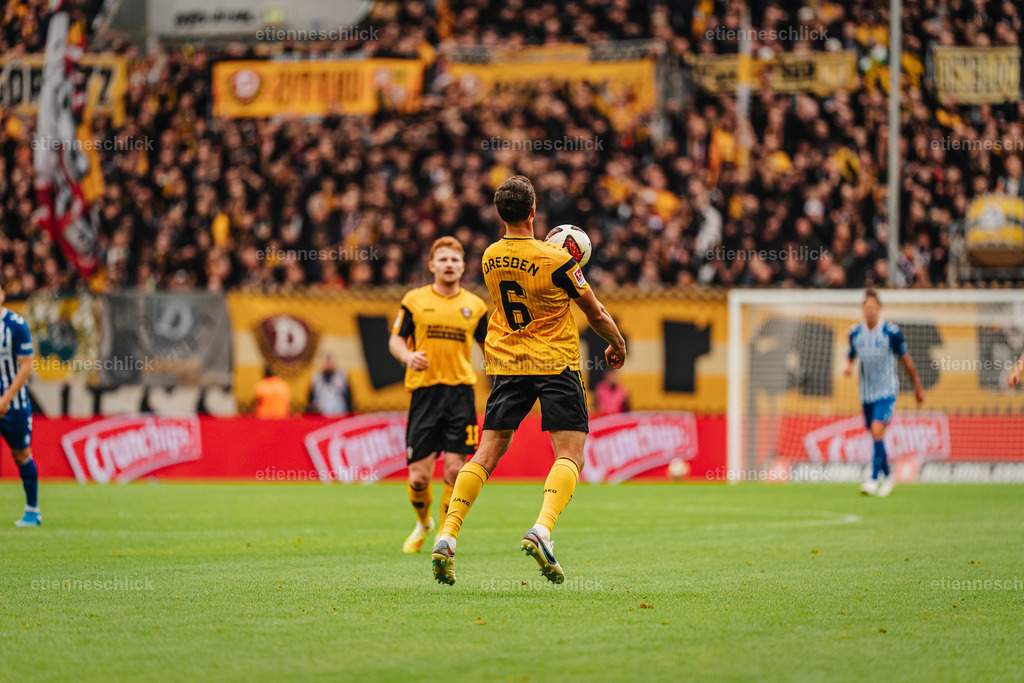 Dresdner SC - Allianz MTV Stuttgart, DEKRA 1. Bundesliga Frauen, Volleyball | Im Bild: Ballannahme auf der Brust durch Nicolai Rapp (6, SG Dynamo Dresden)18.10.2026, SG Dynamo Dresden - 1. FC Magdeburg, 2. BUNDESLIGA - 8. SPIELTAG, Fußball, Deutschland, Dresden, Rudolf-Harbig-Stadion
