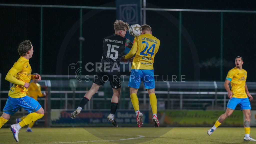 Fußball, Herren, Saison 2025/2026, Regionalliga Nordost, 20. Spieltag, FSV 63 Luckenwalde vs. 1.FC Magdeburg II, Mittwoch 04.03.2026, Werner-Seelenbinder-Stadion Luckenwalde, | Fußball, Herren, Saison 2025/2026, Regionalliga Nordost, 20. Spieltag, FSV 63 Luckenwalde vs. 1.FC Magdeburg II, Mittwoch 04.03.2026, Werner-Seelenbinder-Stadion Luckenwalde, Im Bild: Leon Mergner (l. Magdeburg) und Jonas Kühn (r. Luckenwalde) - Realisiert mit Pictrs.com