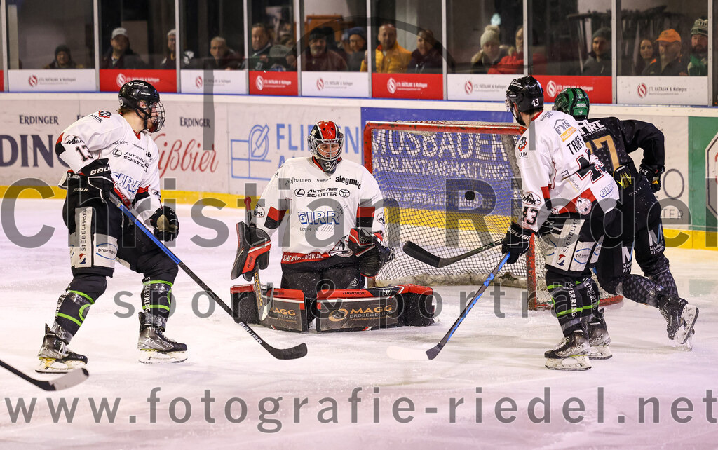 2024-03-08_063_TSV_Erding_gegen_EHC_Koenigsbrunn | Erding, Deutschland, 08.03.2024:
Eishockey, Bayernliga Playoffs 2023 / 2024, 1. Spieltag, TSV Erding gegen EHC Königsbrunn, Endergebnis: 3:0

Luca Szegedin (EHC Königsbrunn, #13), Torwart Stefan Vajs (EHC Königsbrunn, #32), Hayden Trupp (EHC Königsbrunn, #43), Philipp Michl (Erding Gladiators, #77)

Foto: Christian Riedel / fotografie-riedel.net