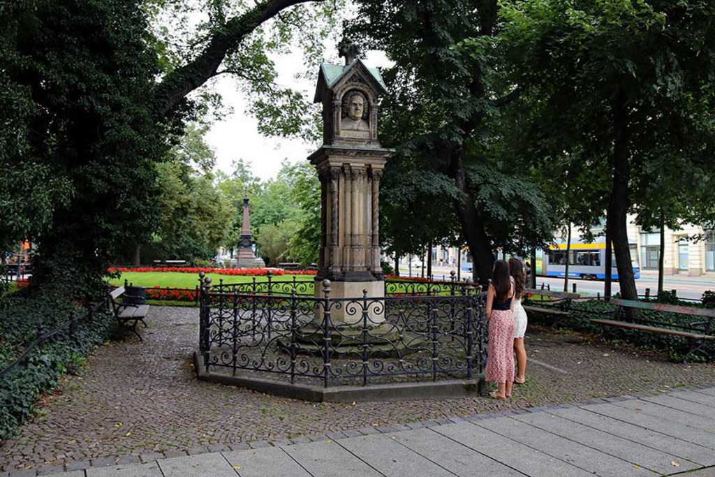 Foto: Leipzig - Altes Bach-Denkmal | Das Team hinter BILDLEXIKON LEIPZIG bündelt historische wie aktuelle Informationen über die Stadt Leipzig in Text und Bild auf einer Plattform und stellt diese der interessierten Öffentlichkeit zur Verfügung.