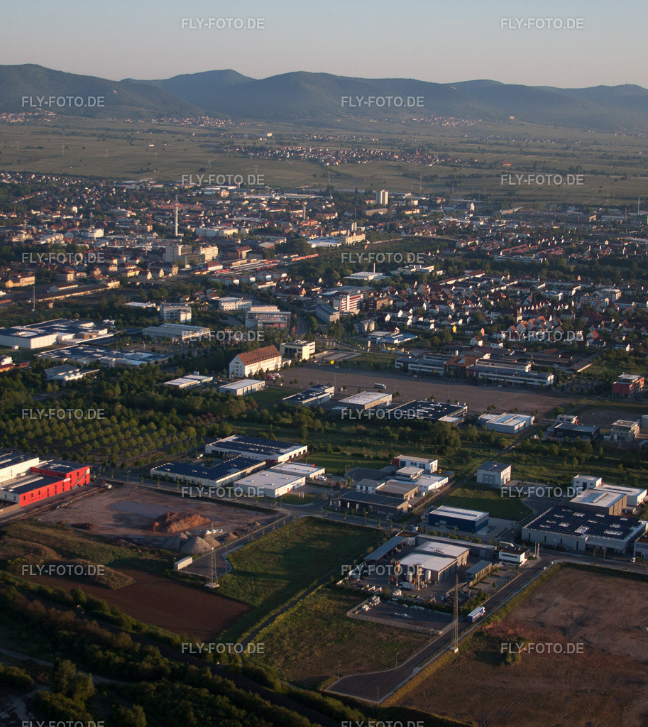 Ortsansicht | Luftbild: Ortsansicht im Ortsteil Queichheim in Landau im Bundesland Rheinland-Pfalz in Deutschland. Foto: IMG_64564.jpg vom 04.05.2014 durch Werner Riehm/FLY-FOTO.de - Realisiert mit Pictrs.com