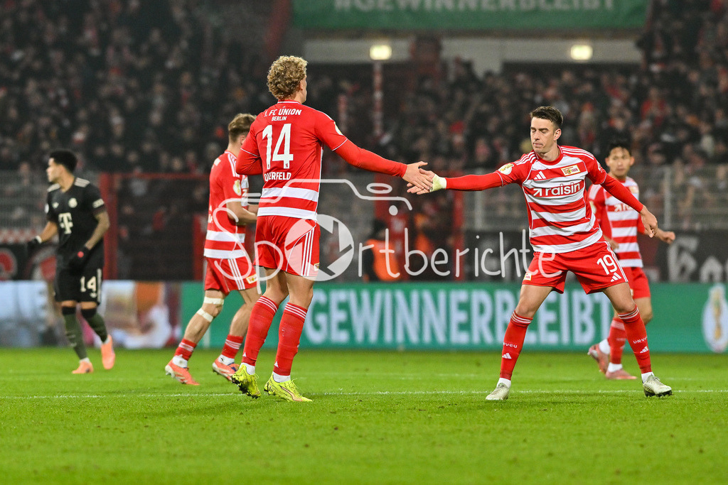 1. FC Union Berlin - FC Bayern München | BERLIN, GERMANY - 03. DECEMBER: Jubel der Unioner nach dem Anschluss zum 2-3 durch einen Elfmeter durch Leopold QUERFELD (Union Berlin 14) / Tor / Torschuetze / Freude / Happy / während dem Match zwischen dem 1. FC Union Berlin und dem FC Bayern München beim Achtelfinale des DFB-Pokales im Stadion an der alten Försterei