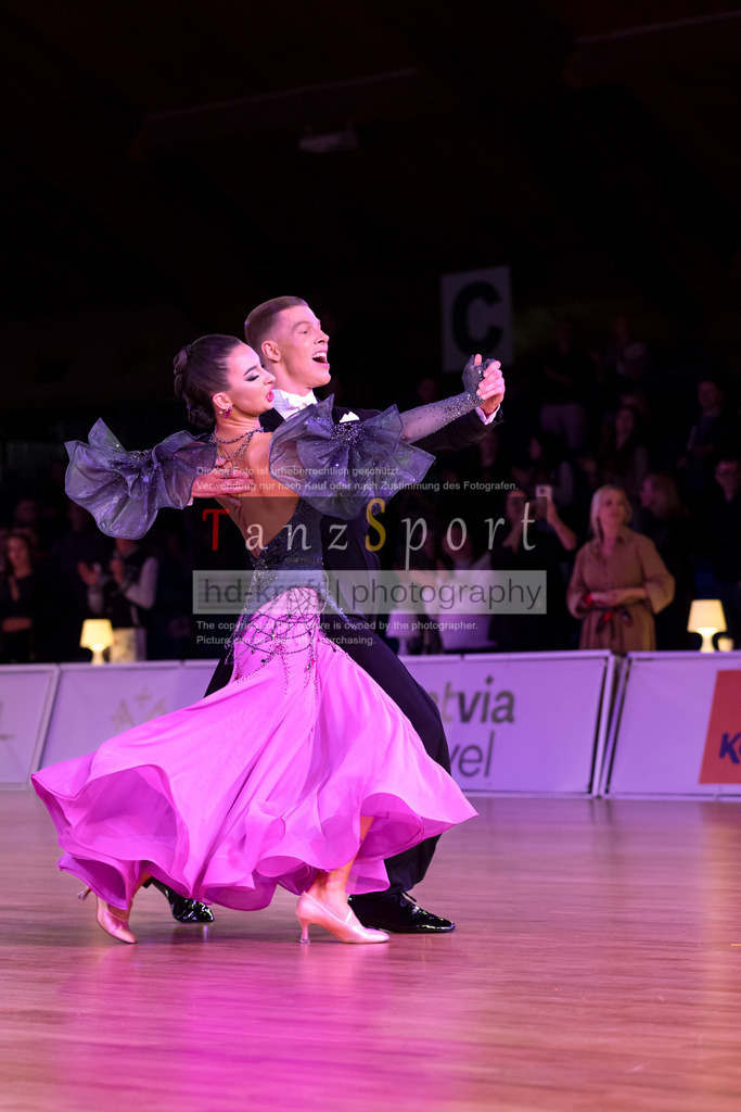 20241215_WDSF_Int_Open_Std-Riga-9909 | Tanzsportbilder, Standardtanz, Lateintanz, WDSF, DTV, LTVB, dancecomp, goc, hessen tanzt, blaues band der spree, walzer, tango, wiener walzer, slowfox, quickstepp, samba, rumba, cha-cha-cha, paso doble. jive, hd-kroft photography, turniertanzsport