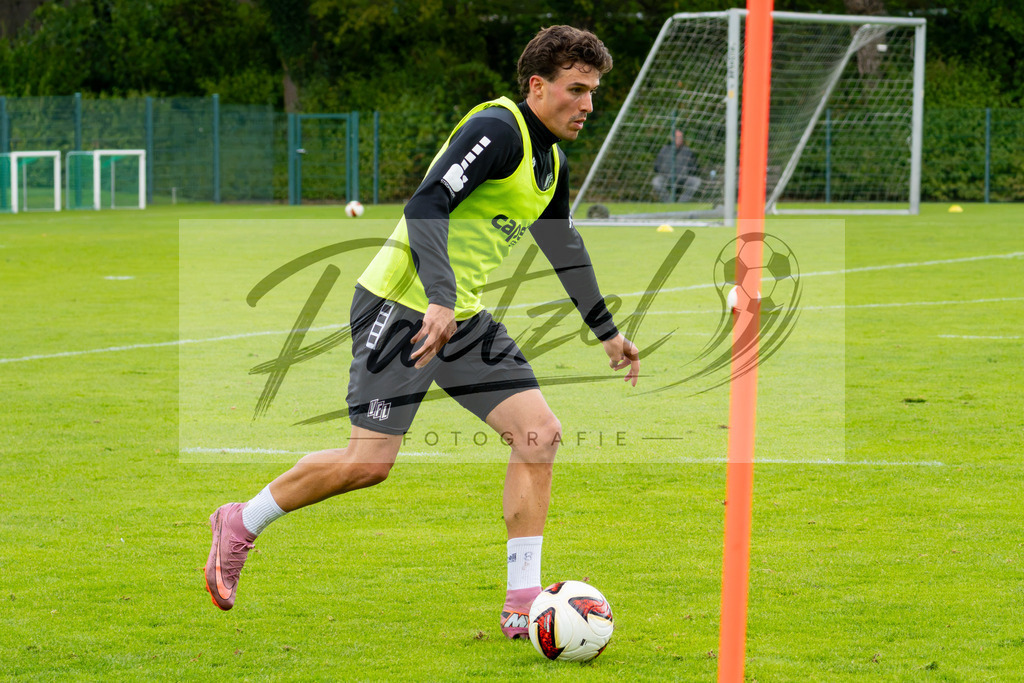 20260909_TRAOSN_0257 | Fußball, Herren: Leonhard Münst (VfL Osnabrück) in Aktion, am Ball, Einzelaktion beim Training des VfL Osnabrück am 09.09.2026 im Sportpark Illoshöhe in Osnabrück, Deutschland.(Foto von Nico Paetzel) - Realisiert mit Pictrs.com