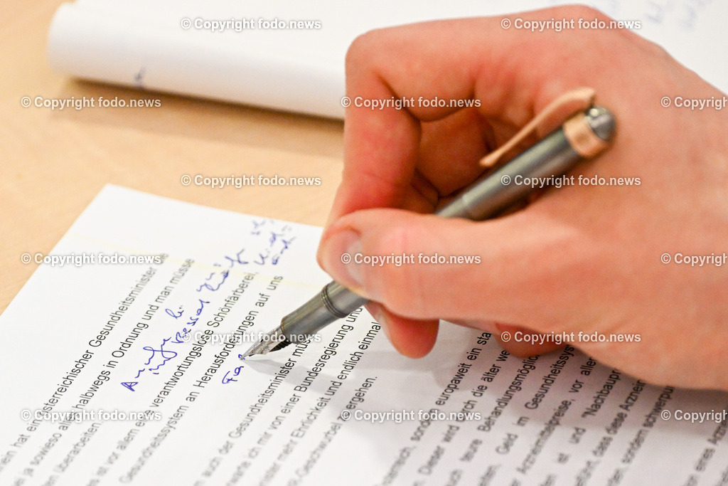 Pressekonferenz FPÖ OÖ_ Medikamentenengpässe_ Systemfehler in der Gesundheitsversorgung_ 12.04.2023-12 | 12.04.2023, Presseclub Linz, AUT, Pressekonferenz FPOoe Ooe, Medikamentenengpaesse, Systemfehler in der Gesundheitsversorgung, im Bild Redakteur, Journalist, schreiben, Notiz, Presseunterlage, Berichterstattung