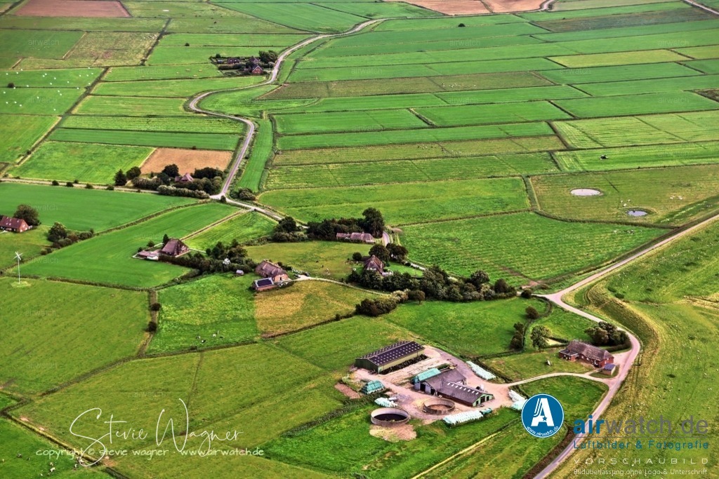 Luftbilder Hattstedtermarsch | Für Urlauber gibt es eine Vielzahl von Ferienwohnungen und Hotels in und um Hattstedtermarsch, die verschiedene Annehmlichkeiten bieten, wie z. B. Einkaufsmöglichkeiten, Badestellen und Ausflugsziele.