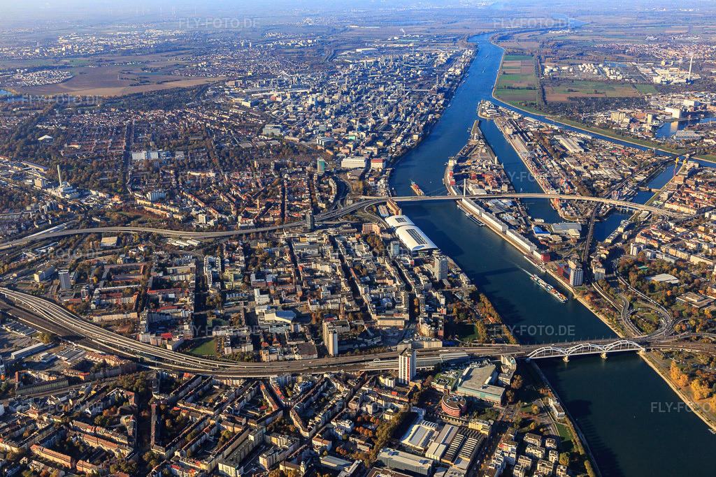 Luftbild: Hochstrasse Süd (B44) zur Konrad-Adenauer-Brücke und Hochstraße Nord(B37) zur Kurt-Schumacher-Brücke im Ortsteil Mitte in Ludwigshafen im Bundesland Rheinland-Pfalz in Deutschland. Foto: IMG_095426.jpg vom 30.10.2016 durch Werner Riehm/FLY-FOTO.de