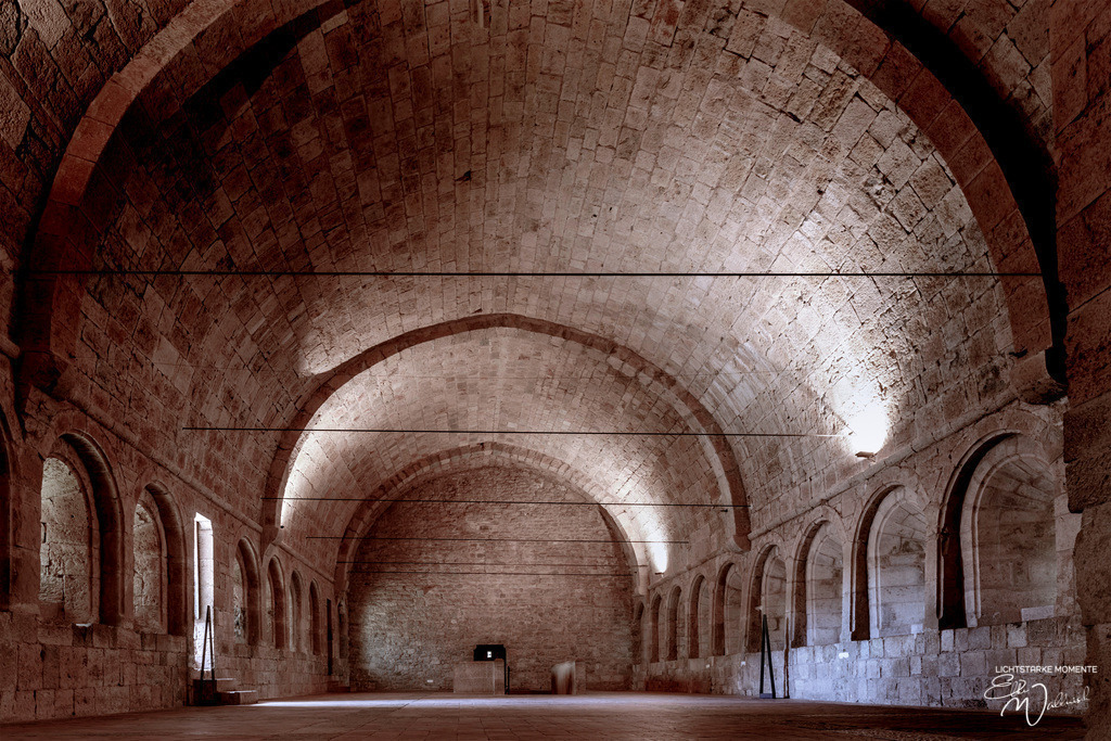 Abbeye du Thoronet | Herzlich willkommen auf meiner Seite! Ich bin Elke Wallnisch, Deine Fotografin für lichtstarke Momente. Der Name steht für alles, was mich mit der Fotografie verbindet: Das Licht und seine machtvolle Wirkung auf eine Situation oder unsere Stimmung - Realisiert mit Pictrs.com