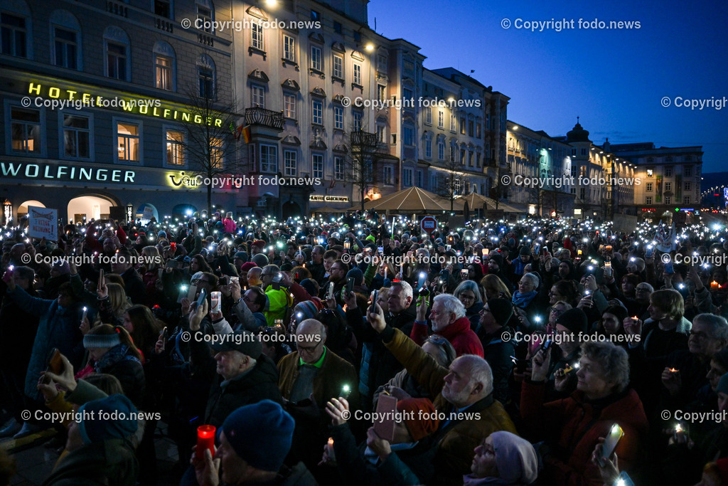 Demonstration gegen rechts in Linz Hauptplatz_ 25.02.2024-42 | 25.02.2024, Stadt Linz, AUT, Demonstration gegen rechts in Linz Hauptplatz, im Bild Kundgebungsteilnehmer, Menschen, Teilnehmer, Lichtermeer, Kerzen, Handytaschenlampen