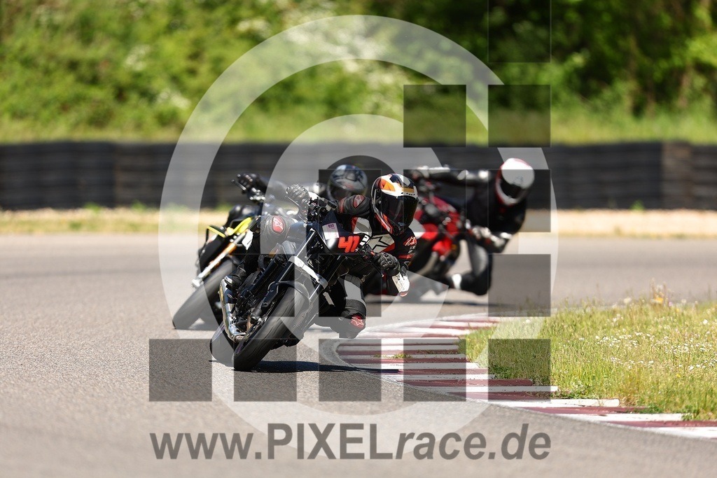 0041-20260426_01701 | Schöne Erinnerungen an spannende Momente - das festzuhalten ist unser Job. PIXELrace.de ist seit 2003 auf den Rennstrecken Europas unterwegs um die Action draußen beim Fahren und die wunderbare Stimmung imm Fahrerlager für euch einzufangen.