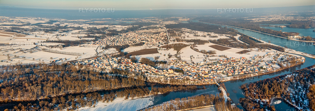 Vue aérienne: Panorama d'un village sur les rives de la Sauer en hiver, sous la neige à Munchhausen dans le département Bas Rhin, France – .Photo: IMG_36619-Bearbeitet.jpg prise le 05/01/2011 par Werner Riehm/FLY-FOTO.eu – Résolution de l'original: 9090 x 3203 px