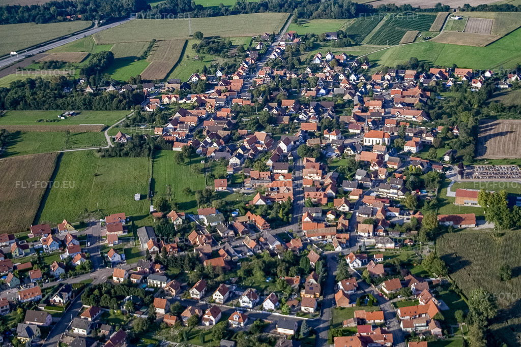 Vue aérienne: Centre du village vu du sud-ouest à Rountzenheim dans le département Bas Rhin, France – .Photo: IMG_8116.jpg prise le 15/09/2007 par Werner Riehm/FLY-FOTO.eu – Résolution de l'original: 3034 x 2023 px
