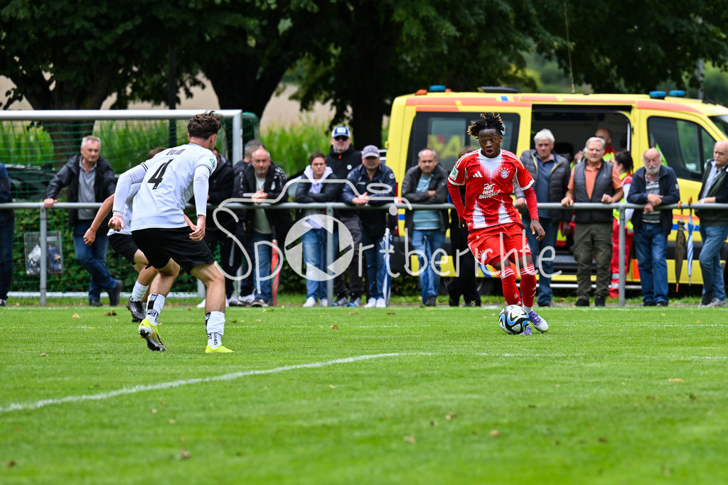 SSV Ulm 1846 Fussball U19 - FC Bayern München U19 | im Duell Felix VATER (SSV Ulm U19 4) und Wisdom MIKE (FCB #11) / Zweikampf / U19 DFB Nachwuchsliga: SSV Ulm 1846 Fussball - FC Bayern München, Hauptspielfeld Langenau am 02.08.2025