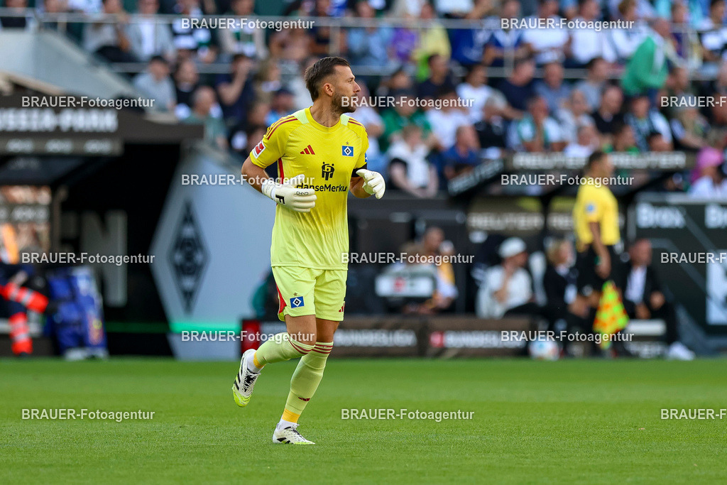 Borussia Mönchengladbach vs Hamburger SV - Bundesliga  | Mönchengladbach, Deutschland, 24.08.25:   Daniel Heuer Fernandes (Hamburger SV) schaut waehrend des Spiels der Bundesliga zwischen Borussia Mönchengladbach vs Hamburger SV im Stadion im Borussia Park(Foto von Brauer-Fotoagentur / Adrian Schlueter)