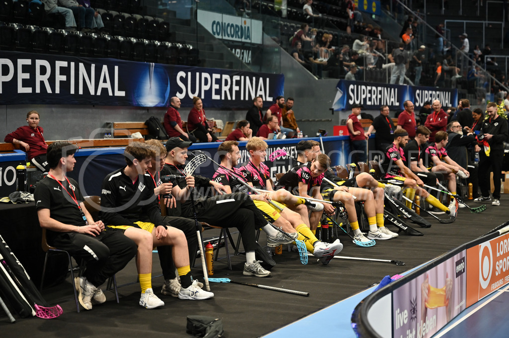 Zug United - HC Rychenberg - 25. April 2026 | HCR-Spieler vor Matchbeginn am L-UPL Superfinal-Spiel zwischen Zug United und HC Rychenberg am 25. April 2026 in der BCF Arena, Fribourg, Schweiz.Bild: Sportfotografie Markus Aeschimann | www.markus-aeschimann.ch - Realisiert mit Pictrs.com