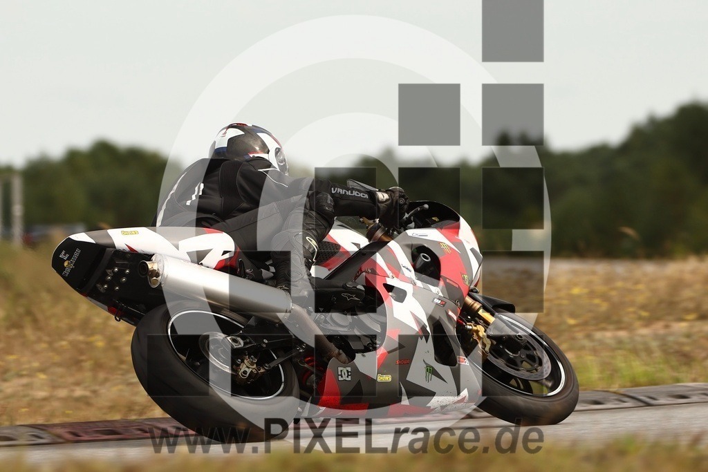 0165-20250913_11821 | Schöne Erinnerungen an spannende Momente - das festzuhalten ist unser Job. PIXELrace.de ist seit 2003 auf den Rennstrecken Europas unterwegs um die Action draußen beim Fahren und die wunderbare Stimmung imm Fahrerlager für euch einzufangen.
