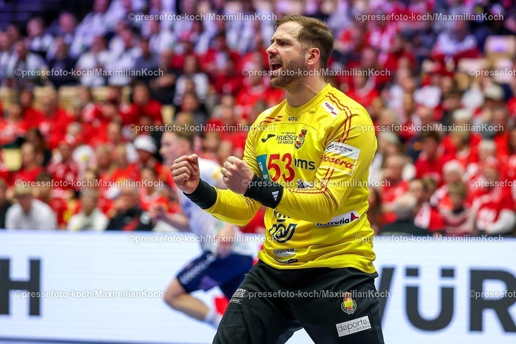 EHF22012602094 | 22.01.2026, Handball, Men's EHF EURO 2026, Spanien - Norwegen, Jyske Bank Boxen in Herning, Dänemark, Main Round:  Ignacio Biosca García (Espania #53) gestikulierend auf dem Spielfeld  