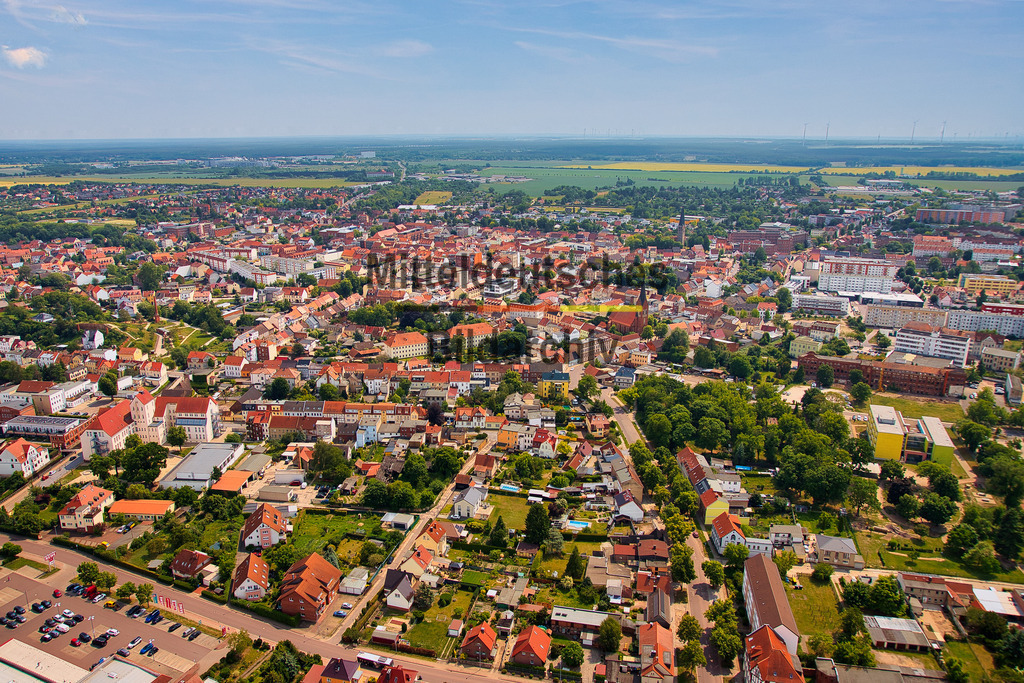 Burg-Jerichower-Land-Luftbild-Sachsen-Anhalt_4122 | Die Luftaufnahme zeigt Burg mit seiner historischen Innenstadt, den markanten Kirchen und erhaltenen Teilen der früheren Stadtbefestigung. Besonders die Kirchtürme und der Wehrturm setzen weithin sichtbare Akzente im Stadtbild. Aus der Vogelperspektive wird die gewachsene Struktur der Kreisstadt im Jerichower Land deutlich. - Realisiert mit Pictrs.com