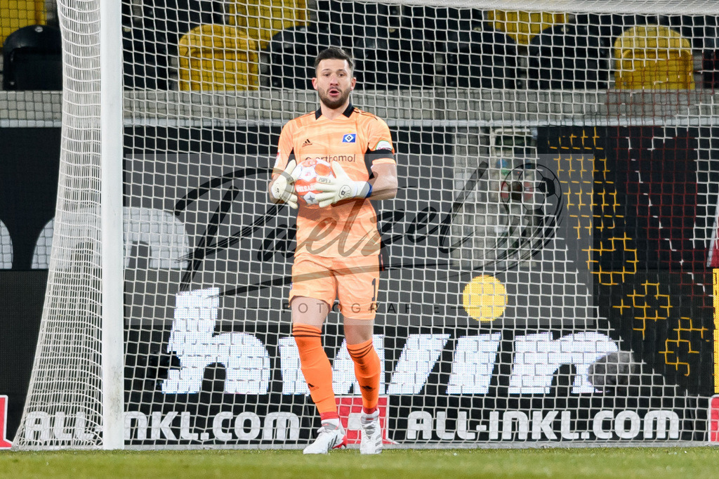 SGDHSV20220114_136 | Fussball, Herren: Torwart Daniel Heuer Fernandes (Hamburger SV) schaut bei dem Spiel der 2. Bundesliga zwischen SG Dynamo Dresden und Hamburger SV im Rudolf-Harbig-Stadion am 14.01.2022 in Dresden, Deutschland.DFB / DFL REGULATIONS PROHIBIT ANY USE OF PHOTOGRAPHS AS IMAGE SEQUENCES AND/OR QUASI-VIDEO. - Realisiert mit Pictrs.com