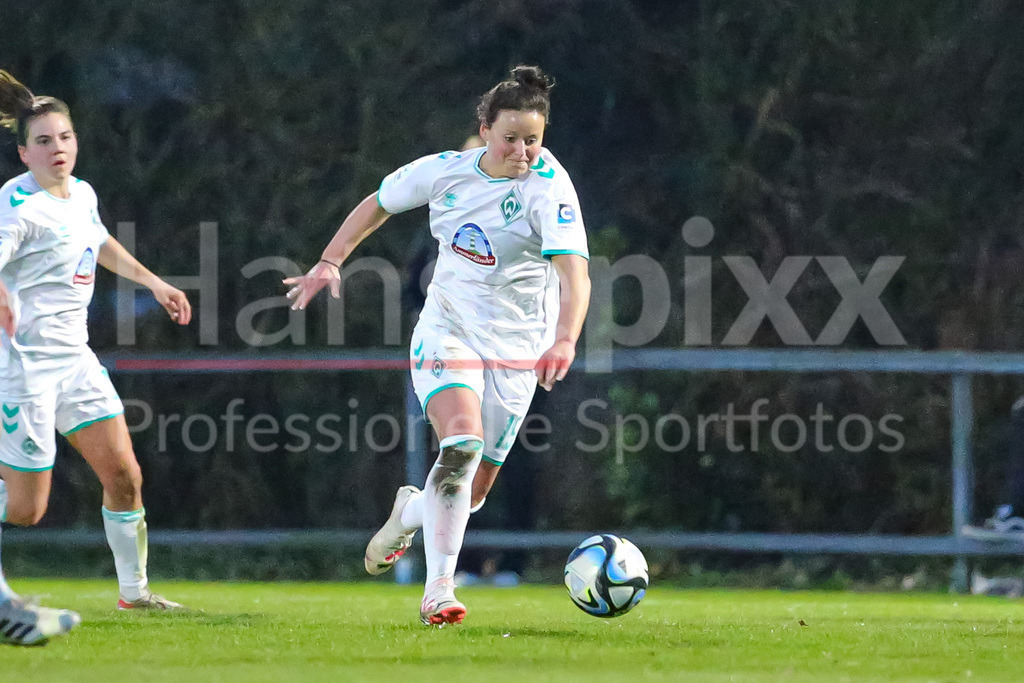 Fussball, Testspiel Frauen, SV Henstedt-Ulzburg - SV Werder Bremen | v.li.: Jasmin Sehan (SV Werder Bremen, 15) am Ball, Einzelbild, Ganzkörper, Aktion, Action, Spielszene