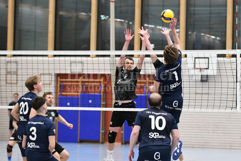 TSV Deggendorf  : VC Eitting 09 | Nicolas Schmidt (Diagonalangreifer) greift an - Realisiert mit Pictrs.com