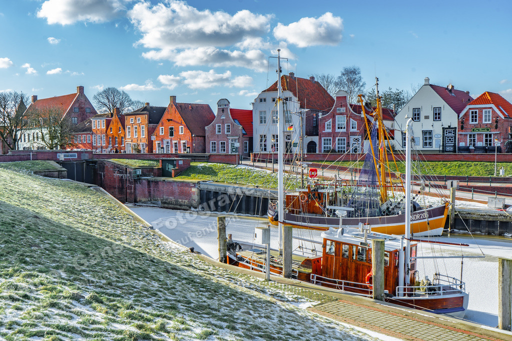 009 Greetsiel Schnee - 12-02-2021 -R Ganske | Onlineshop mit Bildern von Stränden, Häfen und Meer. Leinwände, Poster, Kalender und andere Materialien erhältlich. Kommerzielle Lizenzen möglich.  - Realisiert mit Pictrs.com