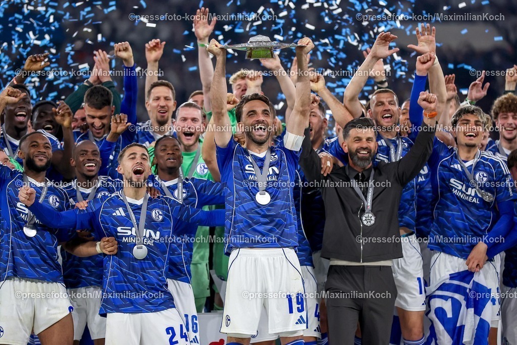 S0417052602004 | 17.05.2026, Fußball, FC Schalke 04 - Eintracht Braunschweig, 34. Spieltag, 2. Fußball Bundesliga, Veltins-Arena Gelsenkirchen, Saison 2025 2026: Schalke 04 ist Meister der 2. Bundesliga. Die Mannschaft gewinnt die Meisterschaft und steht jubelnd auf dem Spielfeld. Freude und Emotionen nach dem Sieg. Kenan Karaman&nbsp;&nbsp;(Schalke04 #19) (Mitte) mit der Meisterschale bei der Siegerehrung neben Cheftrainer Miron Muslic (Schalke04)  DFB regulations prohibit any use of photographs as image sequences and or quasi-video.