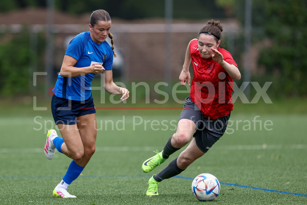 Fussball, Aufstiegsrunde Regionalliga Nord Frauen, FC Union 60 - SC Victoria Hamburg | v.li.: Finja Paape (SC Victoria Hamburg, 17) und Jette Wille (FC Union 60 Bremen, 3) im Zweikampf, Duell, Dynamik, Aktion, Action, Spielszene