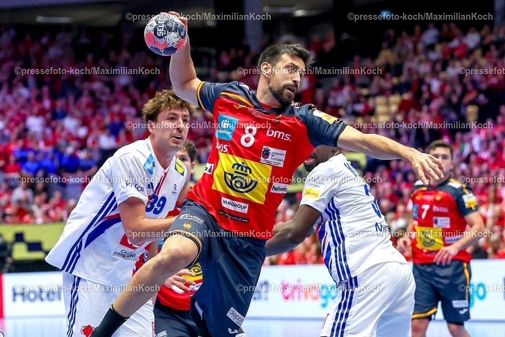 EHF26012602075 | 26.01.2026, Handball, Men's EHF EURO 2026, Frankreich - Spanien, Jyske Bank Boxen in Herning, Dänemark, Main Round:  Agustin Casado Marcelo (Espania #08) wirft den Ball auf das Tor 