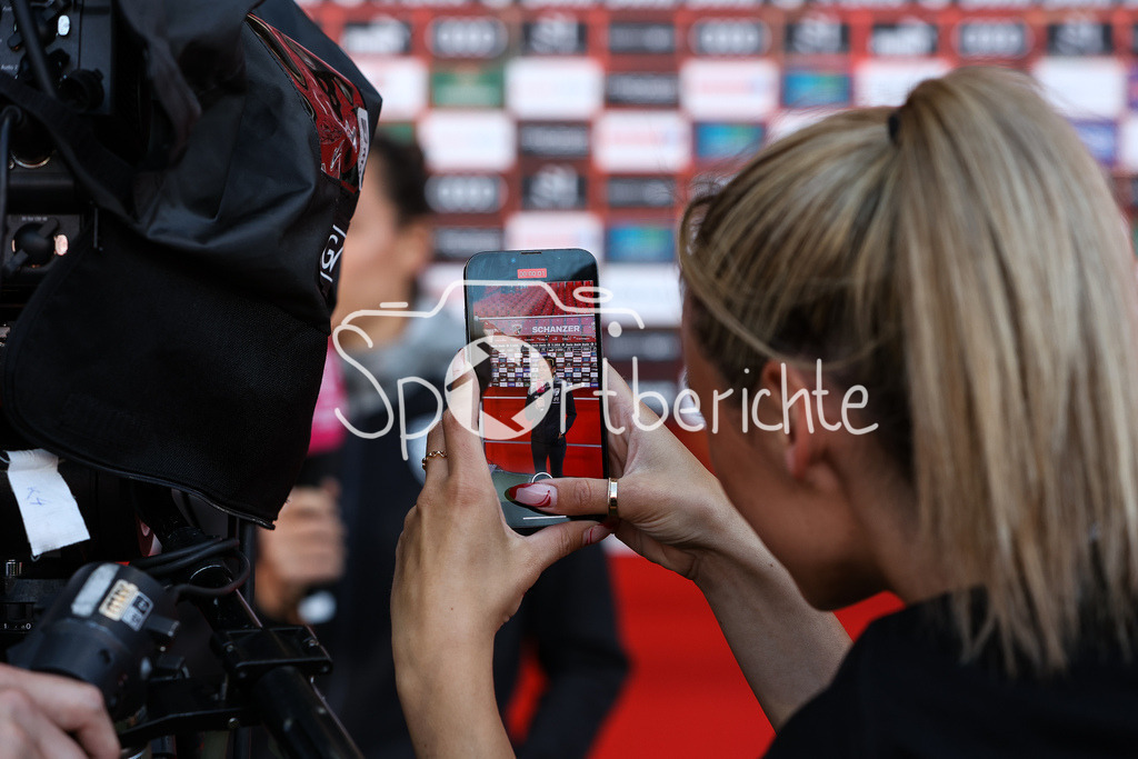 FC Ingolstadt - SV Waldhof Mannheim | gibt vor der Partie ein Interview bei MagentaSport FC Ingolstadt Trainerin Sabrina WITTMANN / Freisteller / Einzelfoto / Sozial Media / Filmen / Symbolbild
