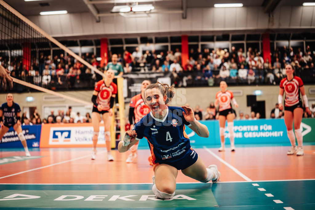 Volleyball | Frauen | Saison 2025/2026 | Volleyball Bundesliga | ETV Hamburger Volksbank Volleys vs. Binder Blaubären TSV Flacht | 06.12.2025 | Sarah Stiriz (#4, ETV Hamburger Volksbank Volleys) verpasst den Ball