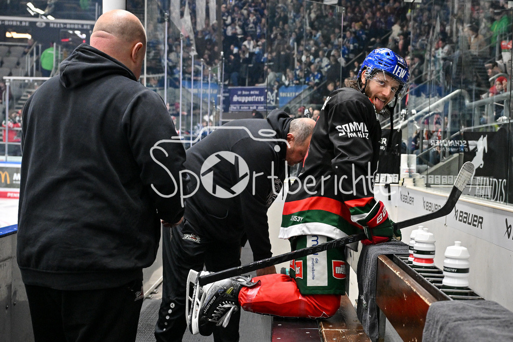 Augsburger Panther - Schwenninger Wild Wings | ein gut gelaunter Anthony LOUIS (Augsburger Panther #18) bekomm neue Kufen / DEL: Augsburger Panther - Schwenninger Wild Wings, Curt Frenzel Stadion am 02.02.2025