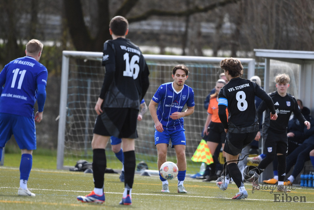 FC Rastede-VFl Stenum | Herren Bezirksliga 2; FC Rastede (blau)-VFL Stenum (schwarz) am 29.03.2026 in Rastede (Sportanlage Köttersweg), Photo: Philip Eiben 2026 - Realisiert mit Pictrs.com
