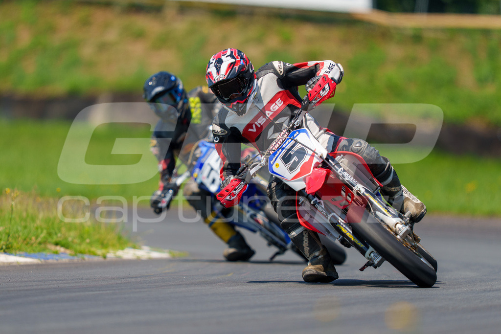 G-Cup + Supermoto Staatsmeisterschaft + Hungarian Supermoto Championship | GRIPcapture steht für authentische Sportfotografie in Österreich – für Momente, die mehr sind als Geschwindigkeit oder Ergebnis. Es geht um Emotion, Spannung, Fokus und den Augenblick, der oft nur einen Wimpernschlag dauert.Ob Motorsport, Teamsport oder 