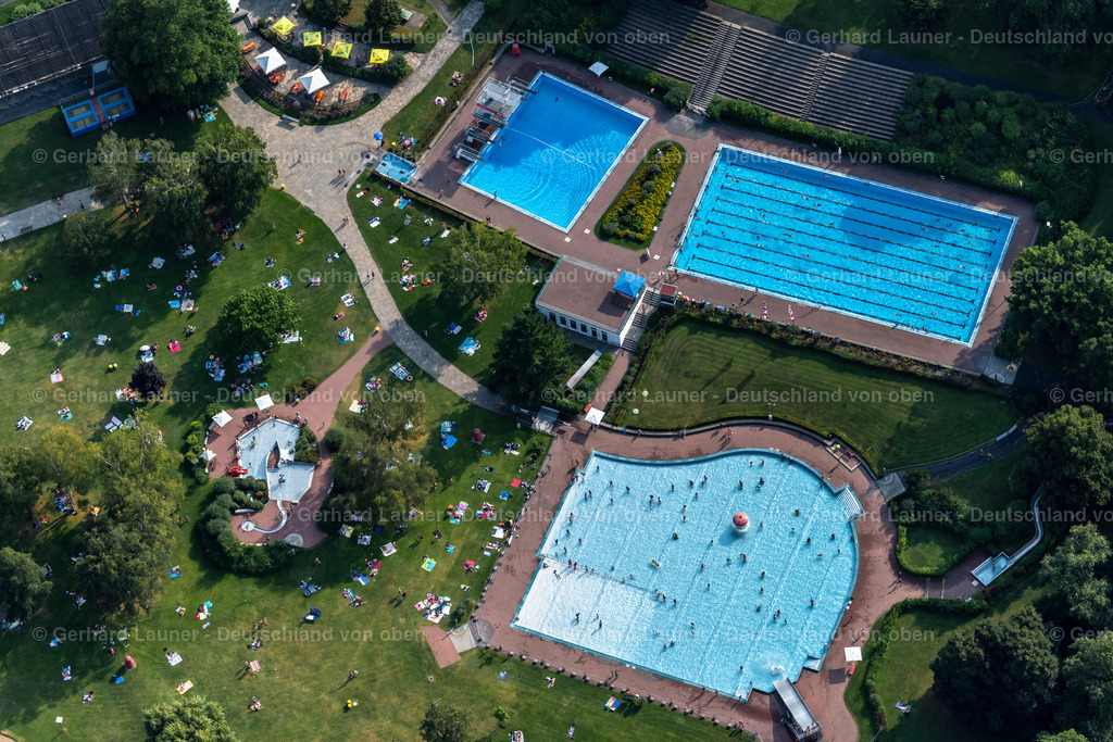4047712 | WüRZBURG 21.08.2021 Offenes Schwimmbecken des Freibades " Dallenbergbad " an der König-Heinrich-Straße im Ortsteil Steinbachtal in Würzburg im Bundesland Bayern, Deutschland. Weiterführende Informationen bei: Dallenbergbad,  Würzburger Versorgungs- und Verkehrs-GmbH. // Swimming pool of the " Dallenbergbad " on Koenig-Heinrich-Strasse in the district Steinbachtal in Wuerzburg in the state Bavaria, Germany. Further information at: Dallenbergbad,  Wuerzburger Versorgungs- und Verkehrs-GmbH. Foto: Gerhard Launer