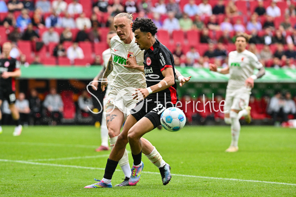 FC Augsburg - SG Eintracht Frankfurt | im Duell  Marius WOLF (FC Augsburg 11) und Nathaniel BROWN (Eintracht Frankfurt 21) / Zweikampf / Bundesliga: FC Augsburg - Eintracht Frankfurt, WWK Arena am 20.04.2025