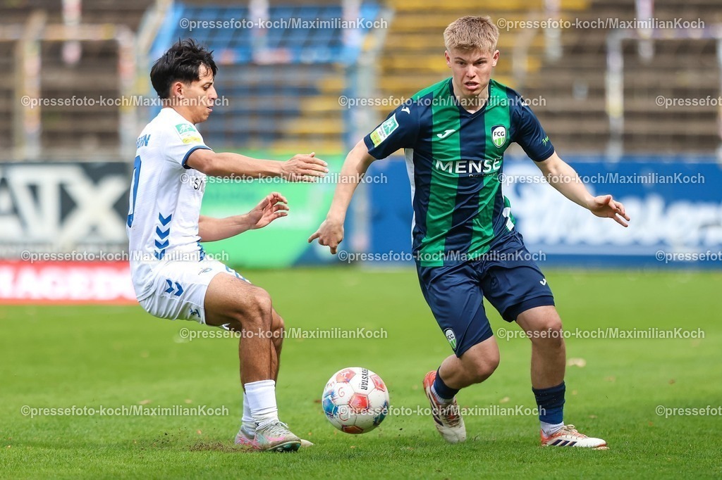 xKWIx12042601063 | 2026.04.12, xkwix, Fußball, Regionalliga West, FC Gütersloh -  SC Paderborn 07 II, Heidewaldstadion (Ohlendorf Stadion im Heidewald), 29.Spieltag, Saison 2025 / 2026: Erik Lanfer (FC Gütersloh #28) im Zweikampf gegen Pedro Jose Restrepo Naranjo (SC Paderborn II #20) DFB regulations prohibit any use of photographs as image sequences and or quasi-video. Photo: xKamilxWilkowskixPressefotoKochx