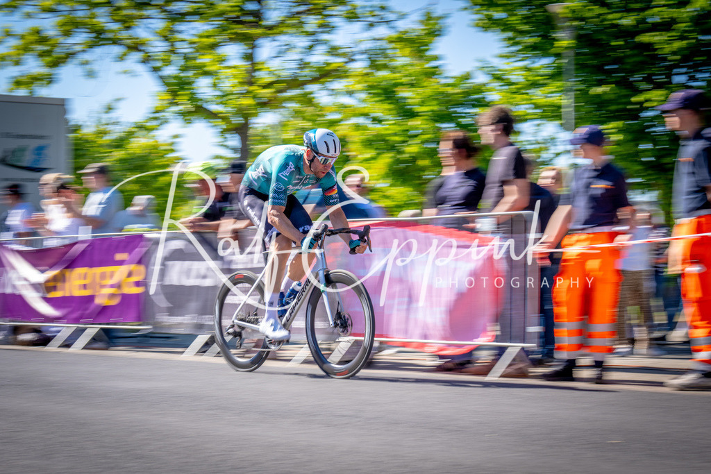 Spurt in den Mai 2026 - Großer Preis der Sparkasse Neuss | Annual one-day road cycling race "Großer Preis der Sparkasse Neuss" held in Büttgen, Germany, organized by VfR Büttgen 1912 e.V. The event features multiple races across all age categories from U11 youth to Elite men. - Realisiert mit Pictrs.com